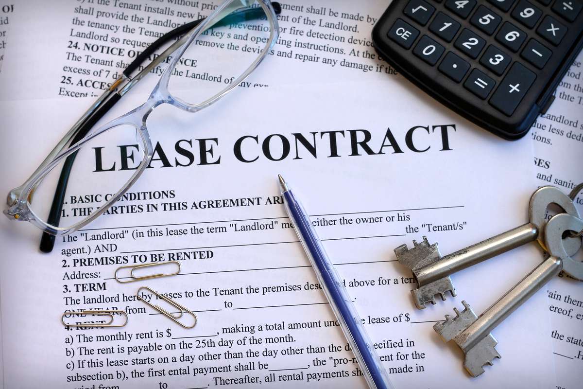 Lease contract, close-up (R) (S)