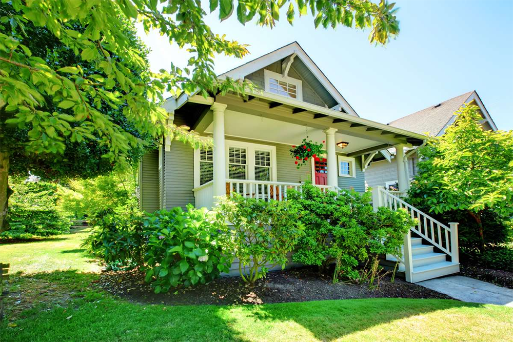 Grey_20small_20house_20with_20porch_20and_20white_20railings_20%28R%29_20%28S%29