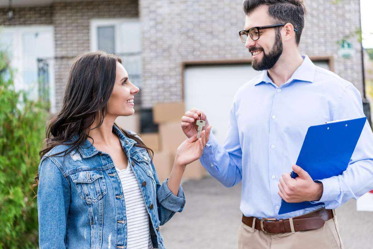 Realtor_20and_20client_20making_20deal_20_28R_29_20_28S_29 Realtor_20and_20client_20making_20deal_20_28R_29_20_28S_29