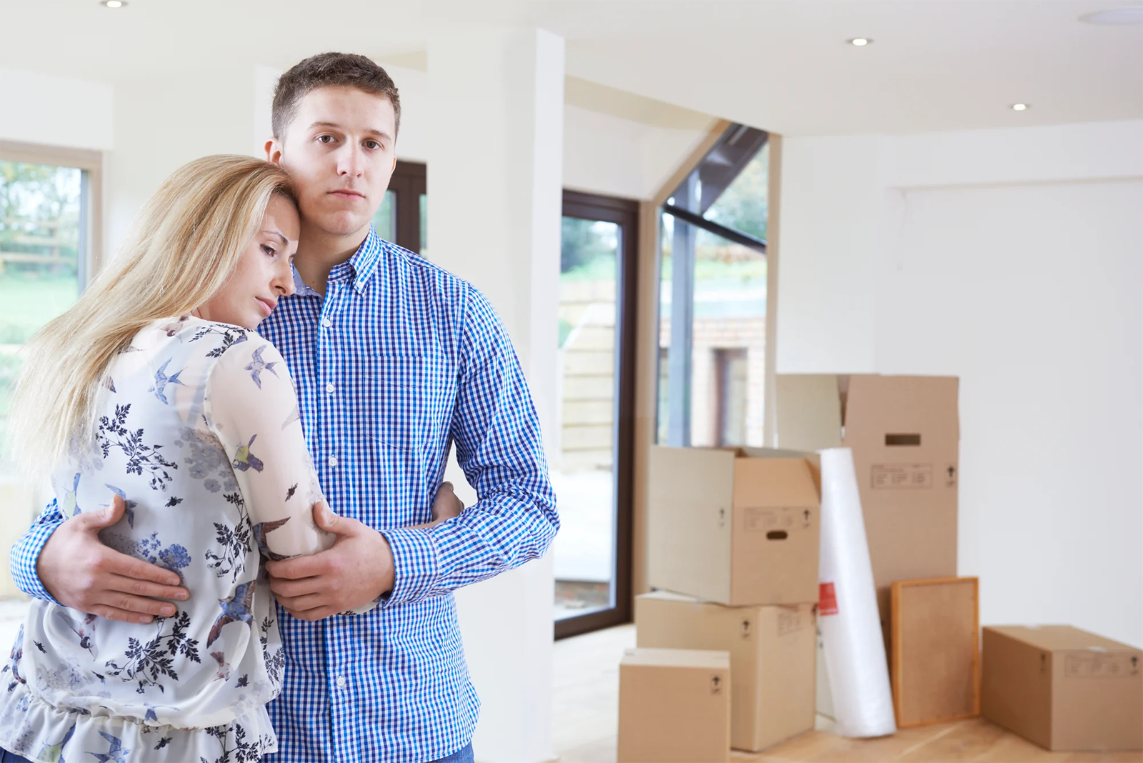 Young_20Couple_20Forced_20To_20Move_20Home_20Through_20Financial_20Problems Young_20Couple_20Forced_20To_20Move_20Home_20Through_20Financial_20Problems