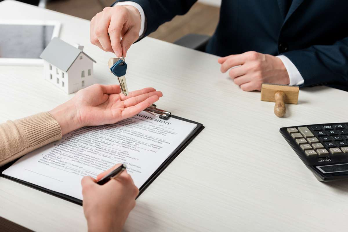Cropped_20view_20of_20realtor_20giving_20key_20to_20woman_20signing_20agreement_2c_20leasing_20concept_20_28R_29_20_28S_29 Cropped_20view_20of_20realtor_20giving_20key_20to_20woman_20signing_20agreement_2c_20leasing_20concept_20_28R_29_20_28S_29