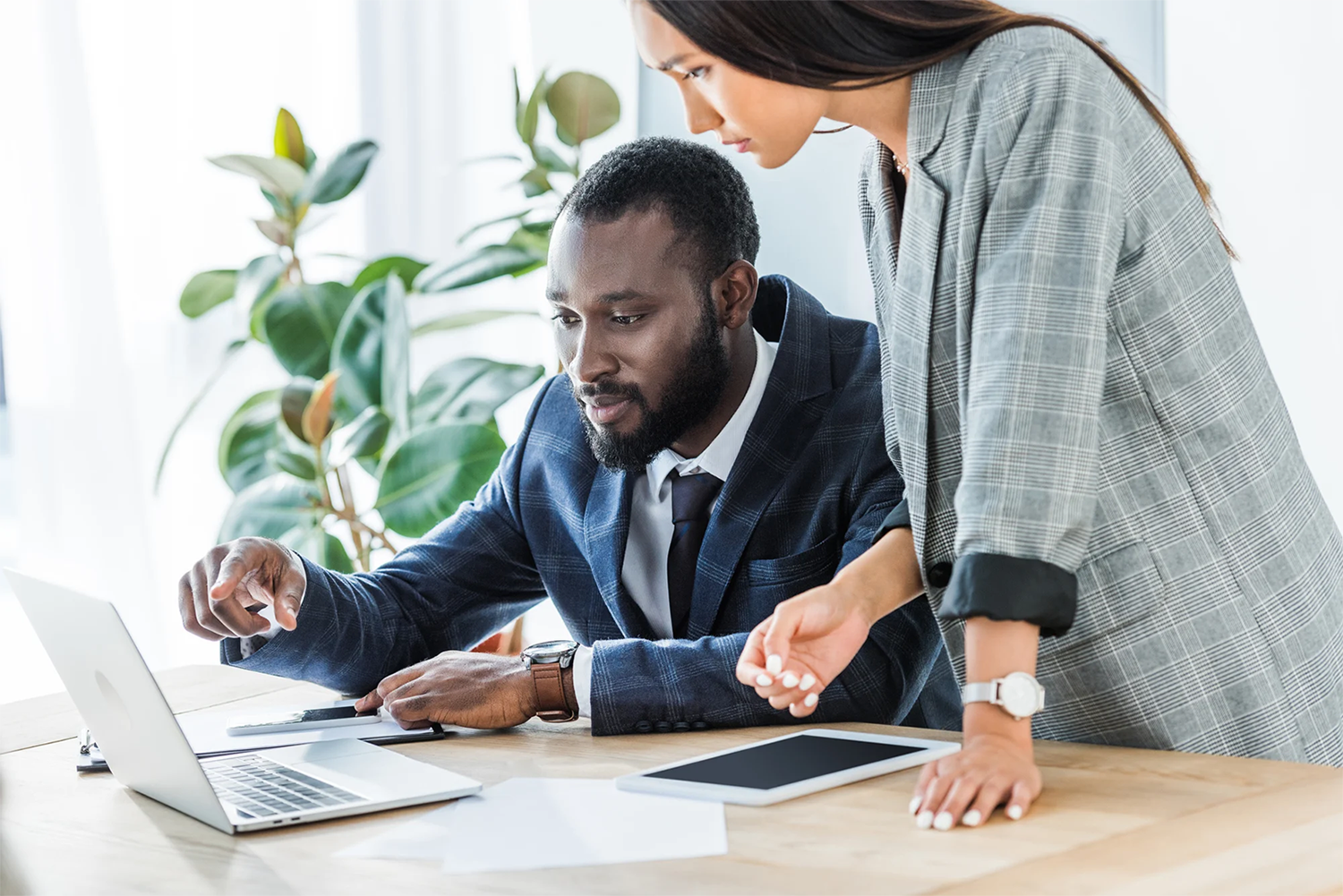 African_20american_20businessman_20and_20asian_20businesswoman_20looking_20at_20laptop_20in_20office African_20american_20businessman_20and_20asian_20businesswoman_20looking_20at_20laptop_20in_20office