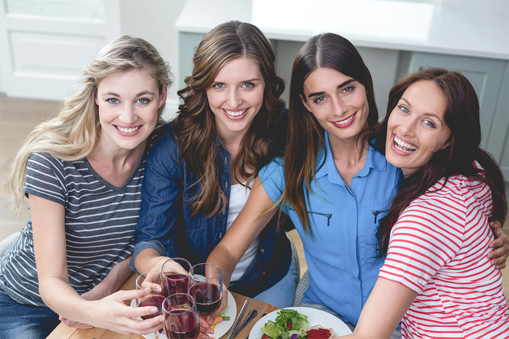 Friends_20holding_20glasses_20of_20red_20wine Friends_20holding_20glasses_20of_20red_20wine
